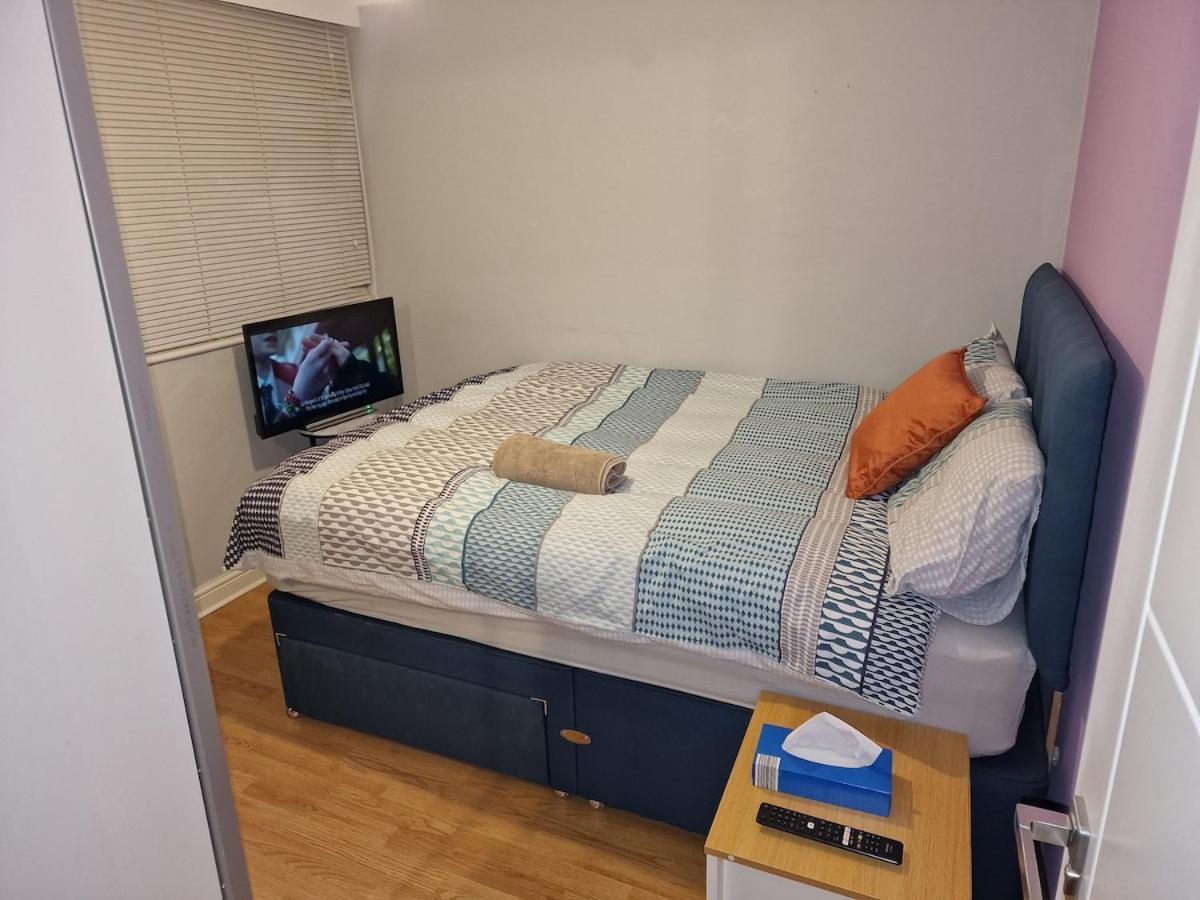 Nightrest Homes Hemel Hempstead Smart Tv In Each Room - Parking Ngoại thất bức ảnh